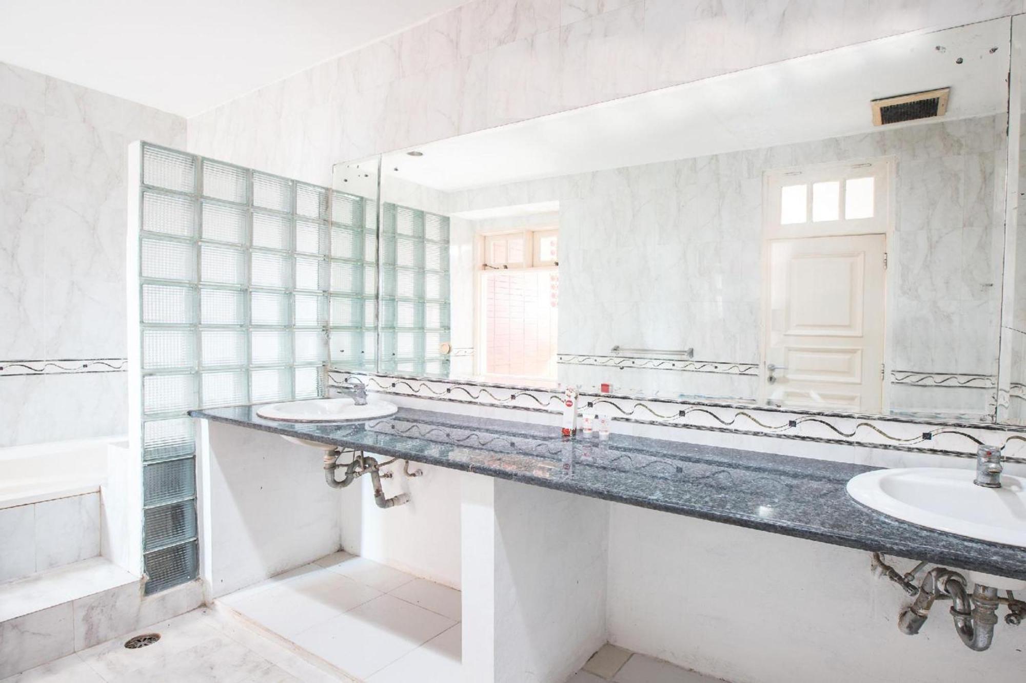 Capital O 332 Residence G17 Kemang Джакарта Екстериор снимка