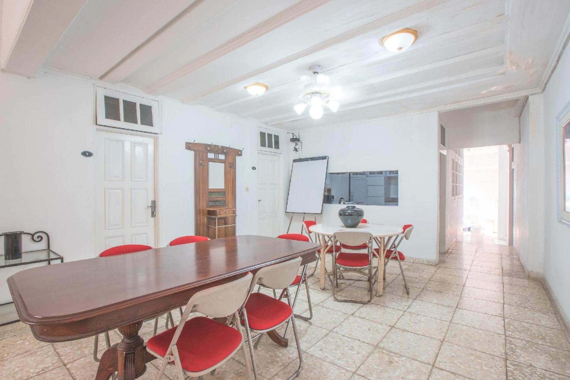 Capital O 332 Residence G17 Kemang Джакарта Екстериор снимка
